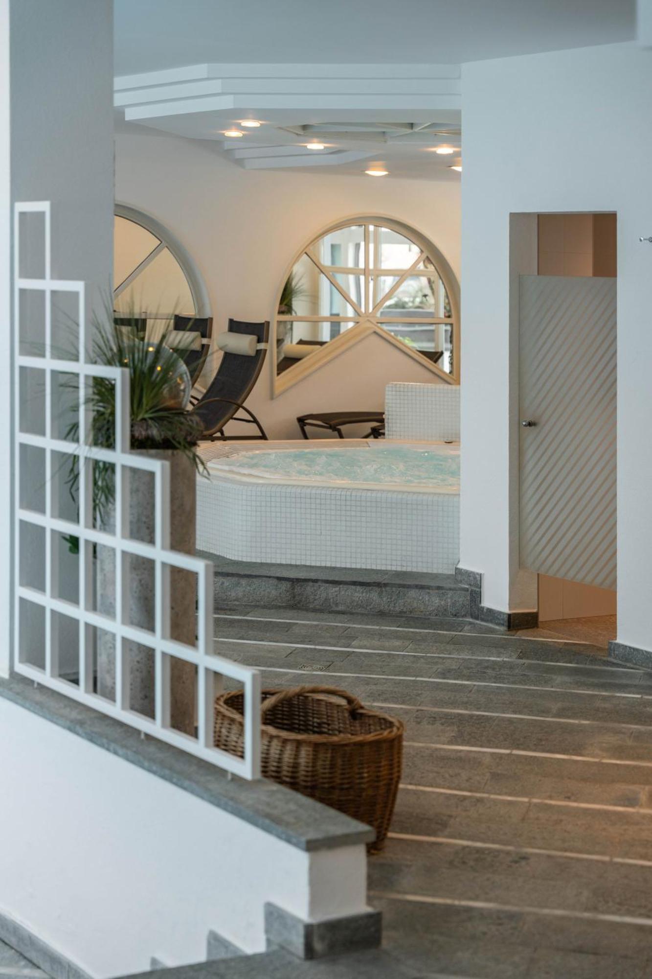 Ferien & Wellnesshotel Windschar Brunico Exterior photo